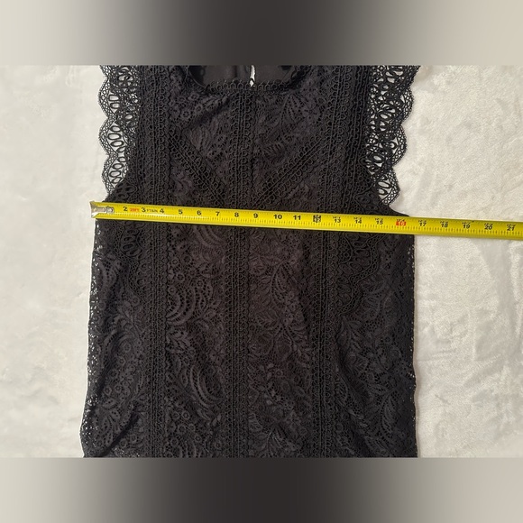 Cable & Gauge black lace sleeveless blouse. Women’s Medium. Great condition - Picture 4 of 5